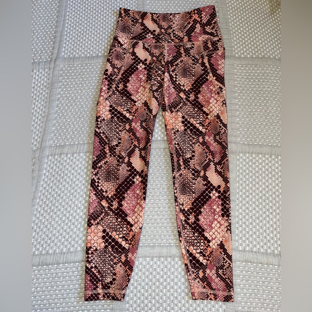 Old Navy Active Women's Elevate Leggings 
Snakeskin Print Pink Go Dry High Rise